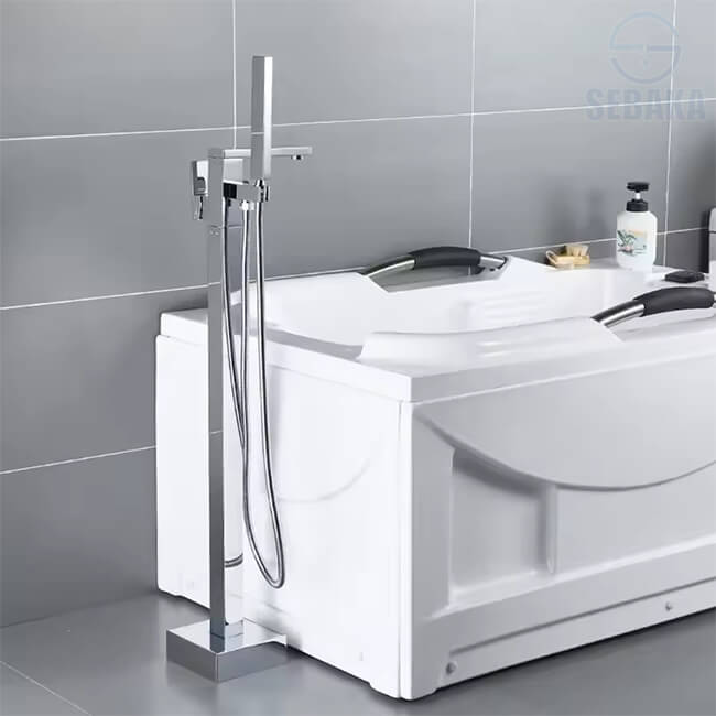 خلاط بانيو أرضي سكوير باللون الفضي بالسماعة و الخرطوم بقنطرة متحركة Banio Land Mixer خلاط بانيو أرضي سكوير باللون الفضي بالسماعة و الخرطوم بقنطرة متحركة Banio Land Mixer